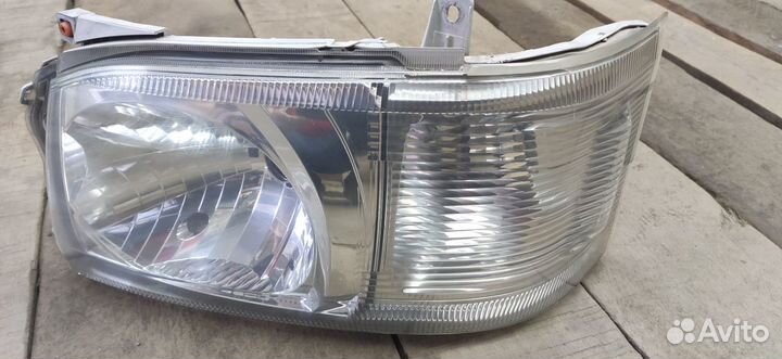 Фара передняя левая Toyota Hiace H200 2010-2014
