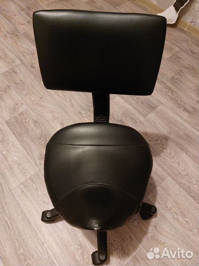 Стул для мастера маникюра