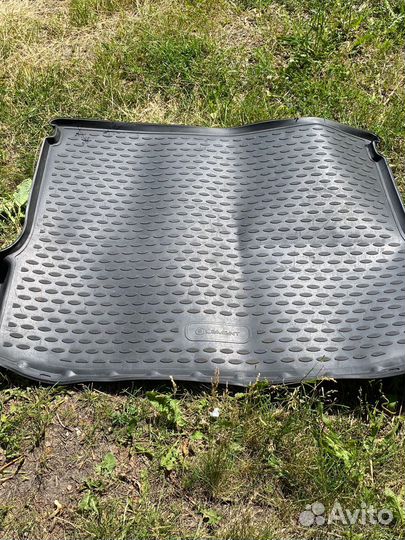 Резиновый коврик в багажник