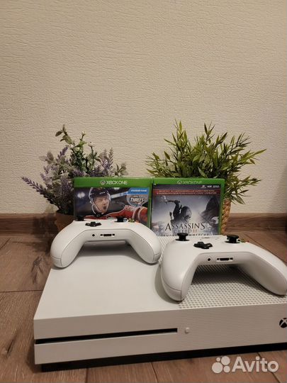 Xbox one s 2 геймпада 1tb