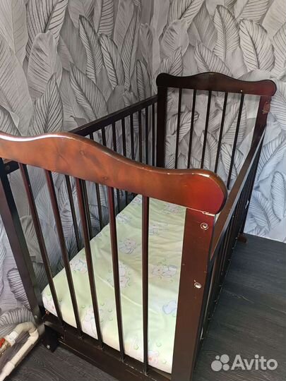 Детская кроватка с маятником
