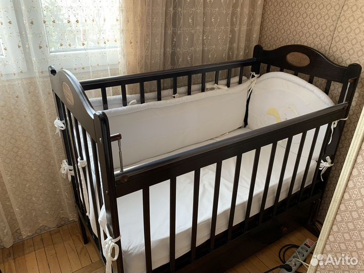 Детская кроватка с маятником и ящиком