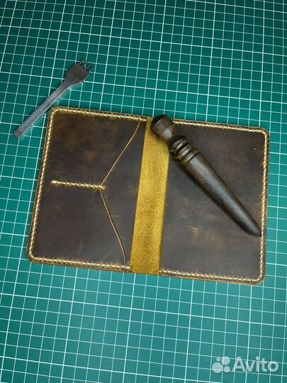 Кожаная обложка на паспорт ручной работы