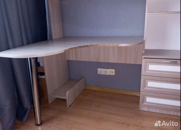 Компьютерный стол со стеллажом