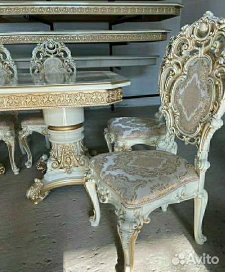 Стол и стулья