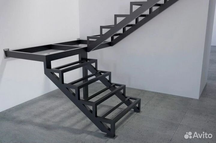 Лестница на металлическом каркасе