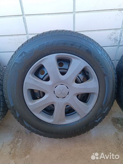 Bridgestone Blizzak DM-V2 215/70 R16