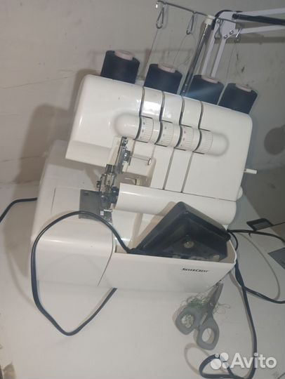 Швейная машинка и оверлок бытовой