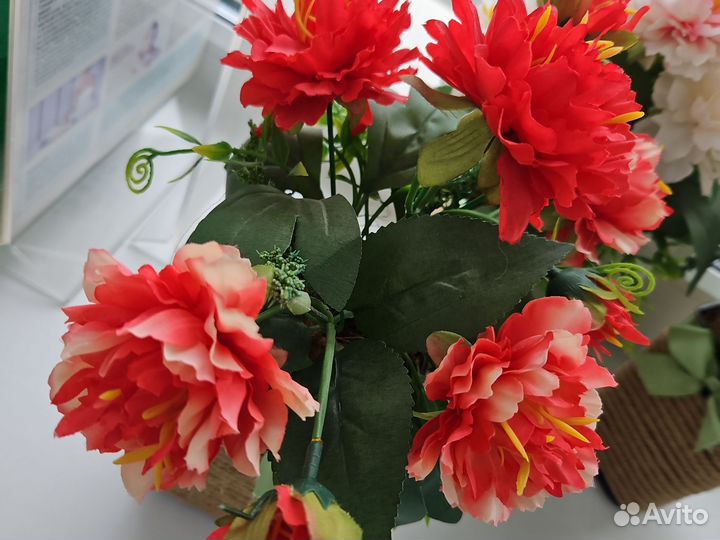 Искусственные цветы в горшках