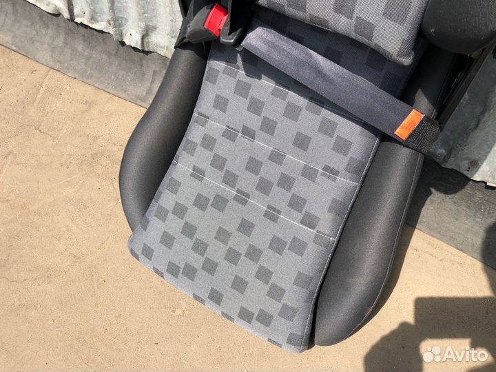 Сидение автомобильное с ремнем безопасности