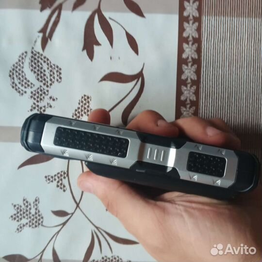 Телефон Bq tank power