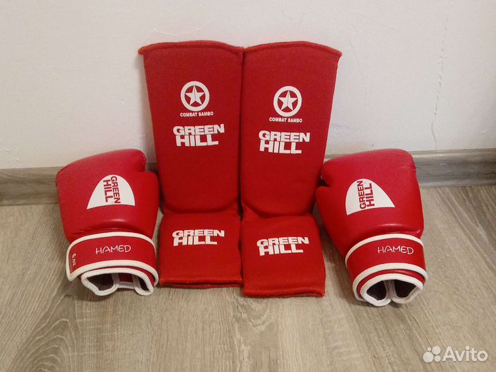 Комплект перчаток и защиты на ноги