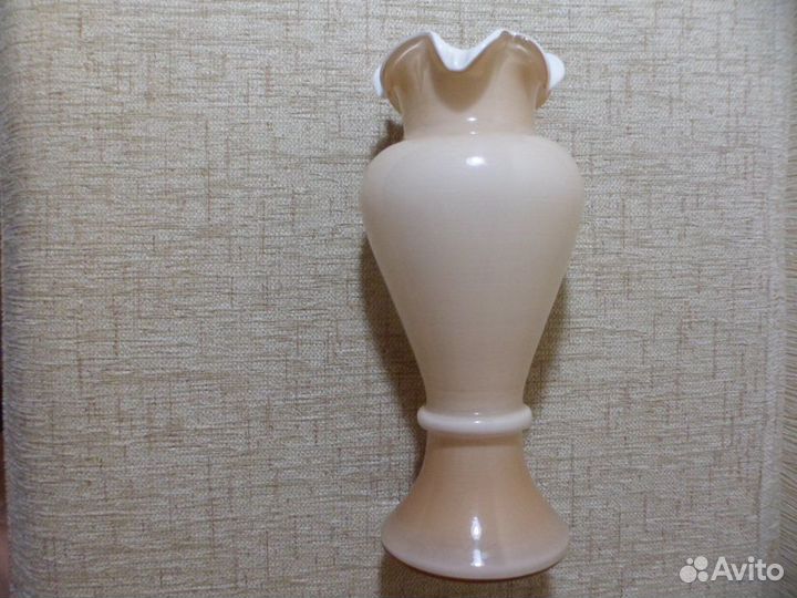 Ваза молочное двойное цветное стекло