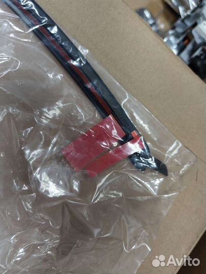 Уплотнительная резинка двери Lexus LX570