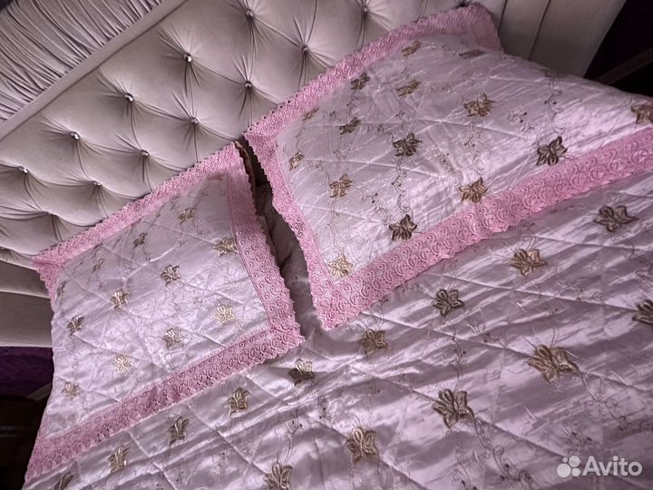 Покрывало на кровать розовое с рюшами и кружевом