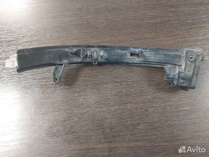 Поворотник правый Volkswagen Touareg NF 2010