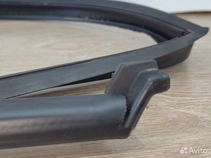 Уплотнительная резинка боковой двери задняя правая