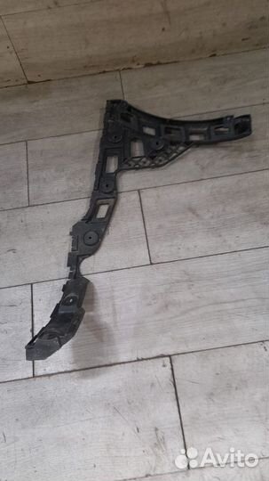 Кронштейн заднего бампера задний левый Volkswagen