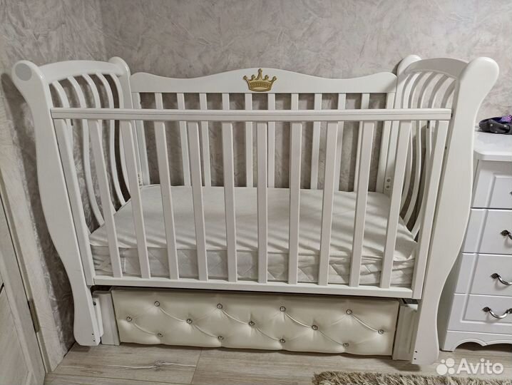 Детская кроватка с маятником и ящиком