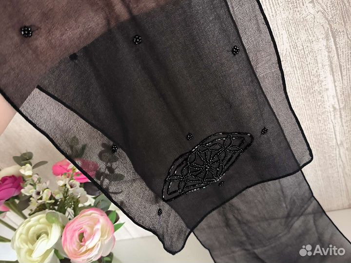 Платок чёрный украшенный бисером