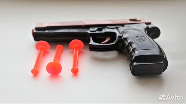 Игрушечный пистолет + 3пульки