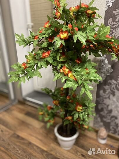 Искусственный цветок в горшке шефлера