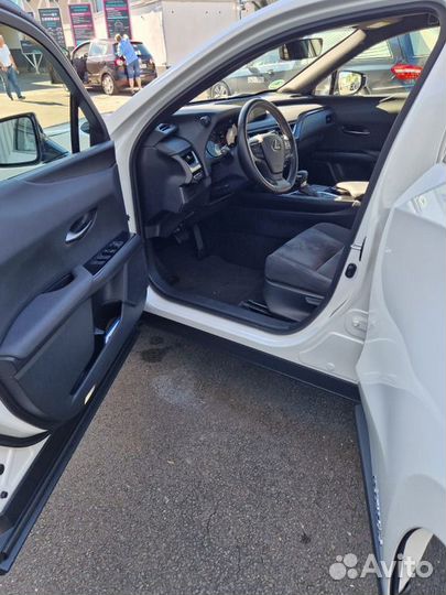 Разбирается Lexus UX