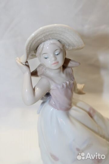 Фигурка фарфоровая 
