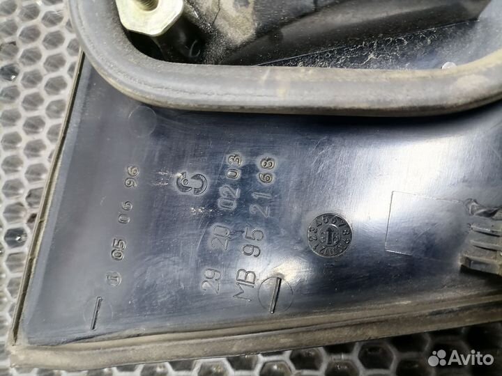 Фонарь правый Mitsubishi Carisma лифтбек