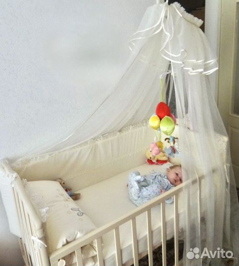 Детская кроватка с маятником, матрасом, балдахином