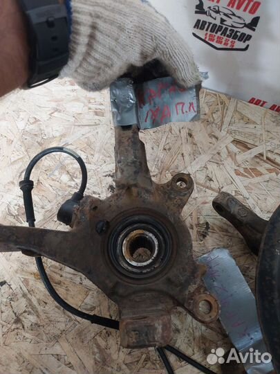 Поворотный кулак Mitsubishi carisma