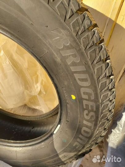 Bridgestone Blizzak Spike-02 215/65 R16