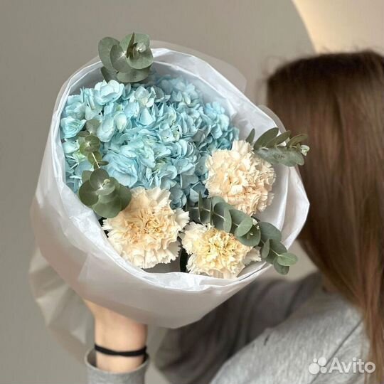 Нежный сборный букет из гортензии и диантусов