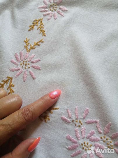 Скатерть с вышивкой овальная