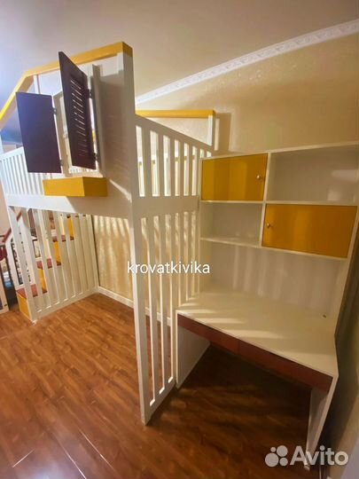 Детская кровать чердак домик с лестницей комодом