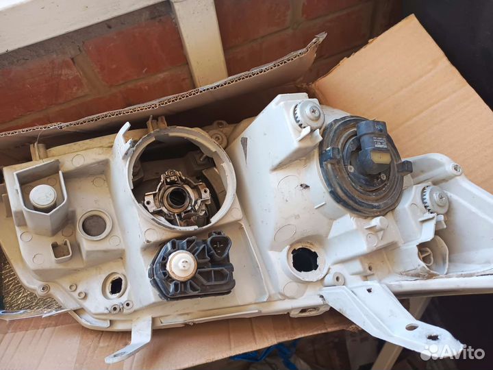 Продам передние фары Toyota Corolla nze144