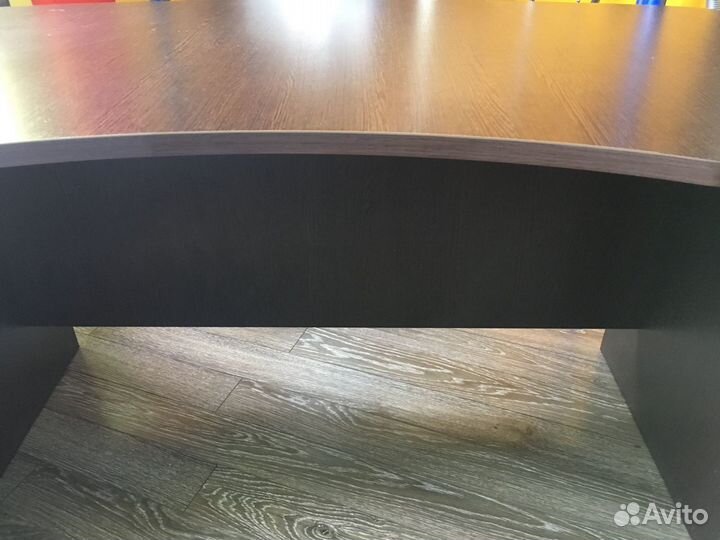 Стол руководителя фигурный Дуб + Кресло