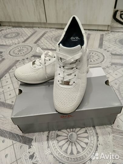 Кроссовки женские