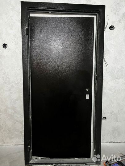 Дверь входная металлическая от застройщика
