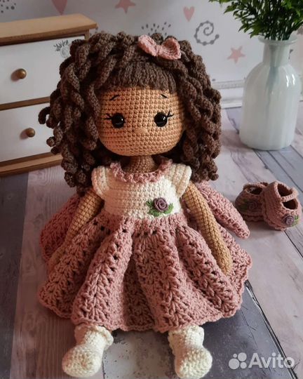 Вязаная кукла ручной работы