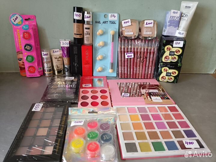 Тональный крем палитра теней,помада, тушь
