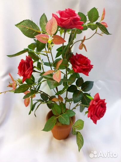 Искусственные цветы в горшках