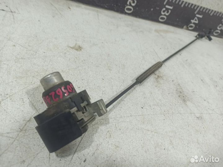 Вставка замка багажника