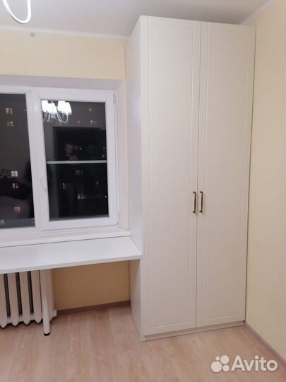 Столы письменные с пеналами и тумбами