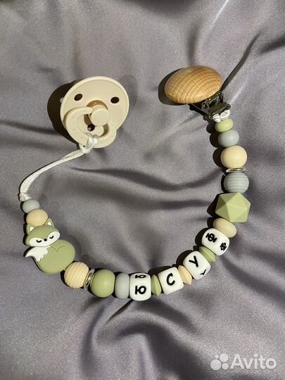 Именные держатели для пустышек. Соска bibs