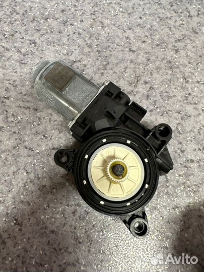 Моторчик стеклоподъёмника задний левый Genesis G70