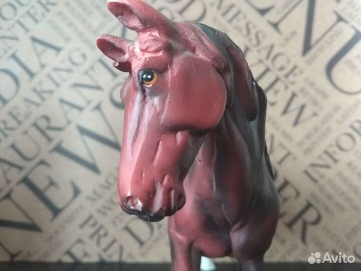 Статуэтка конь