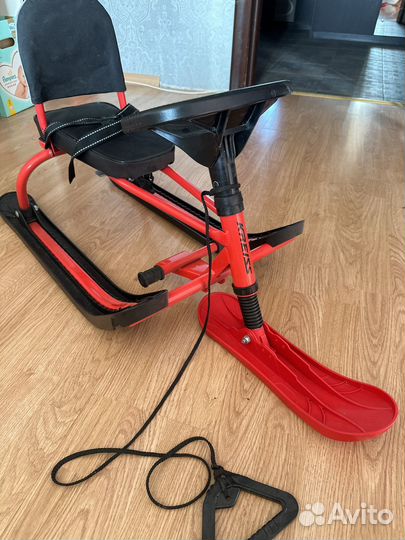 Детский снегокат со спинкой и ручкой