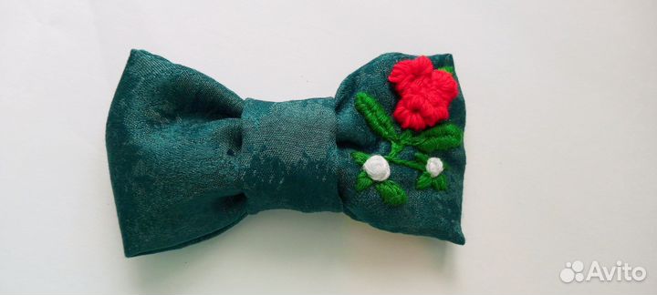 Бант на заколке с вышивкой