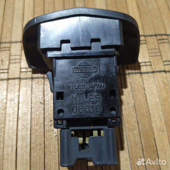 Кнопка аварийной сигнализации Nissan Primera P 12